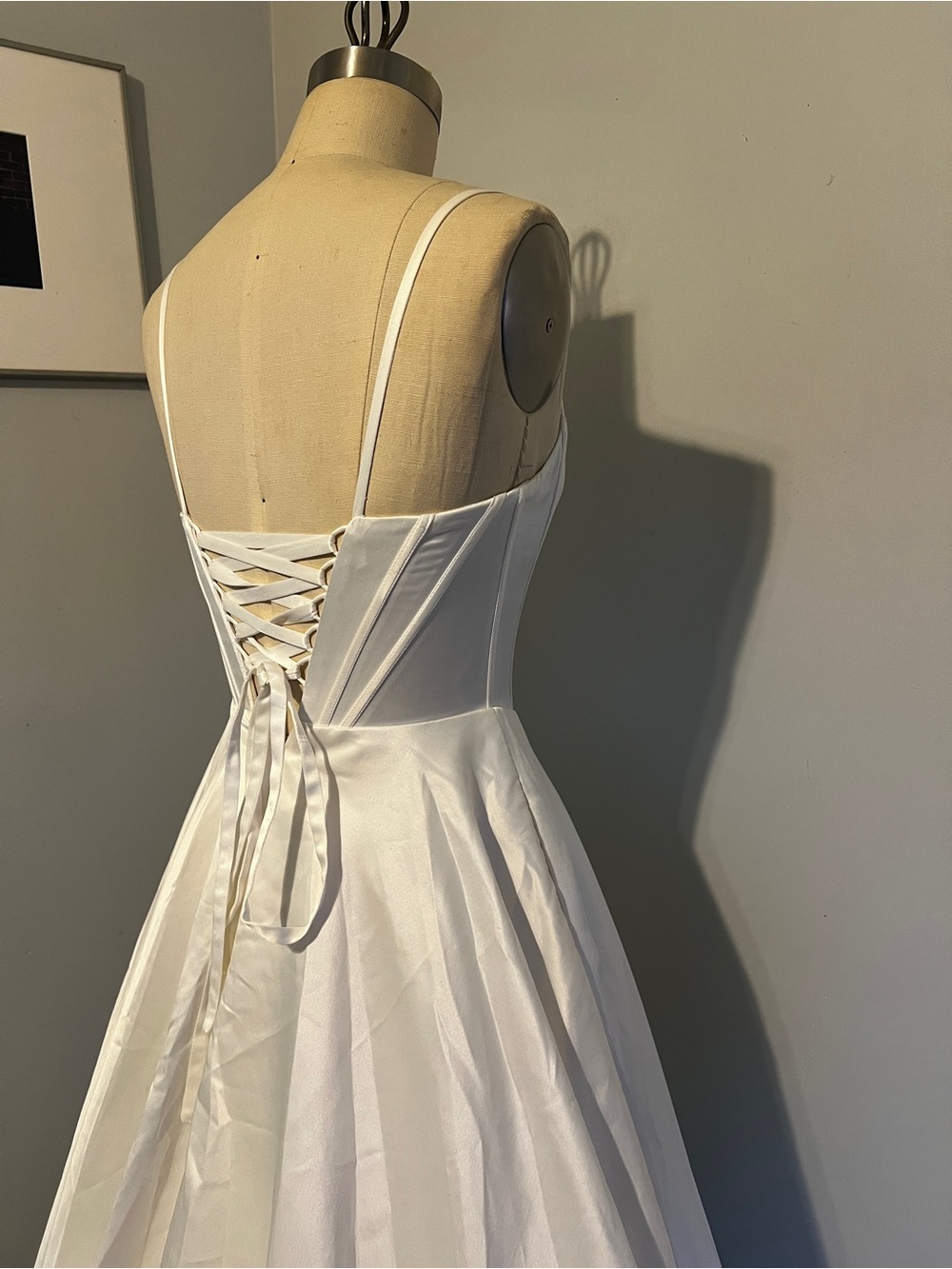 Elegant Ivory Spaghetti-Strap Wedding Dress with Structured Bodice - Picture 6 of 8